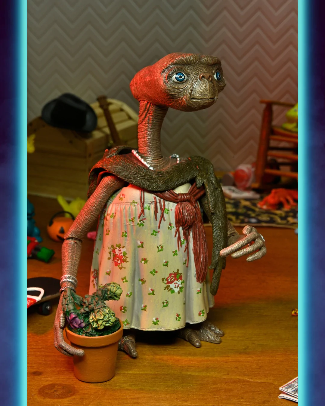 E.T. The Extra-Terrestrial 40th Anniversary Ultimate Dress Up E.T. 7″ Scale  Action Figure – Kapow Toys